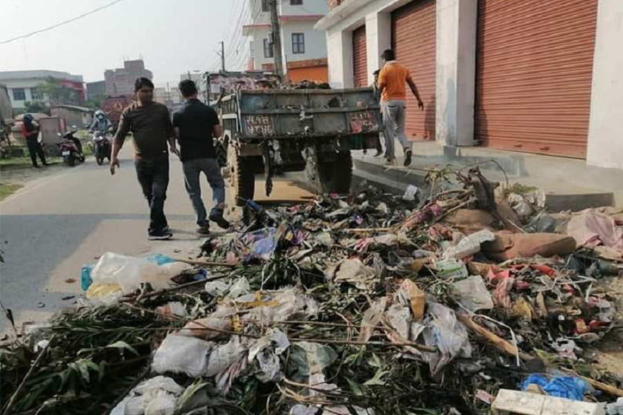 वडाअध्यक्षले जनकपुरधाम उपमहानगर प्रमुखको घर अगाडी थुपारे फोहोर